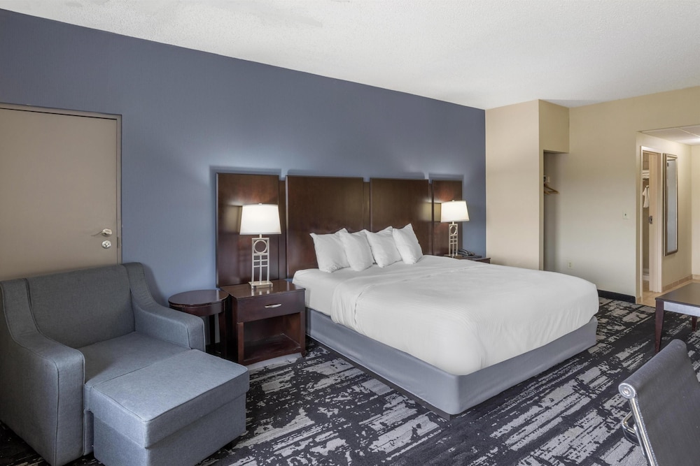 غرفة قياسية بسرير كينج مع أريكة، Best Western Owego Inn 2/6