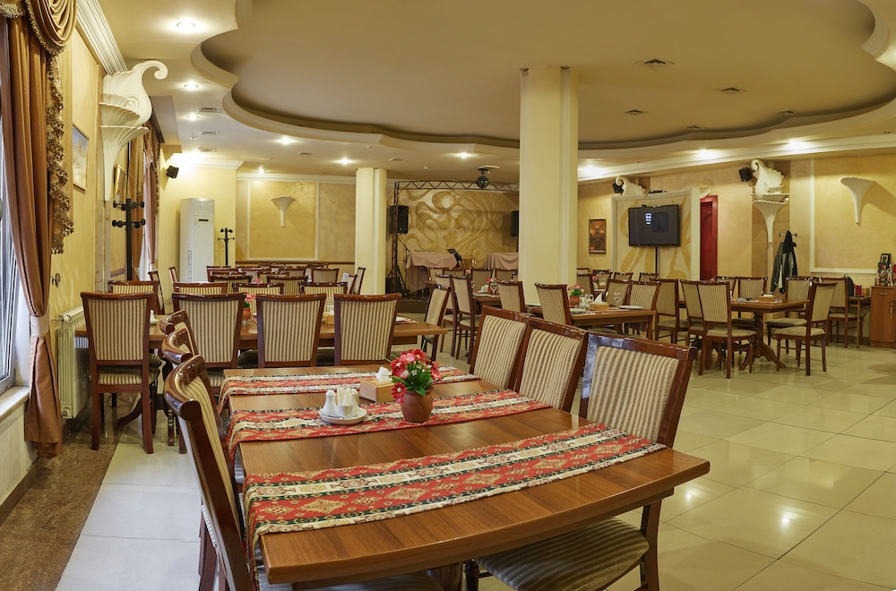 Bella Hotel 46/50