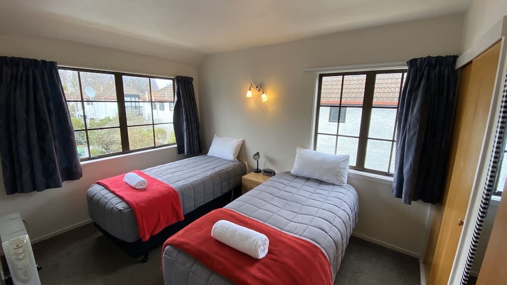 EXCLUSIVE, TWIN BEDS