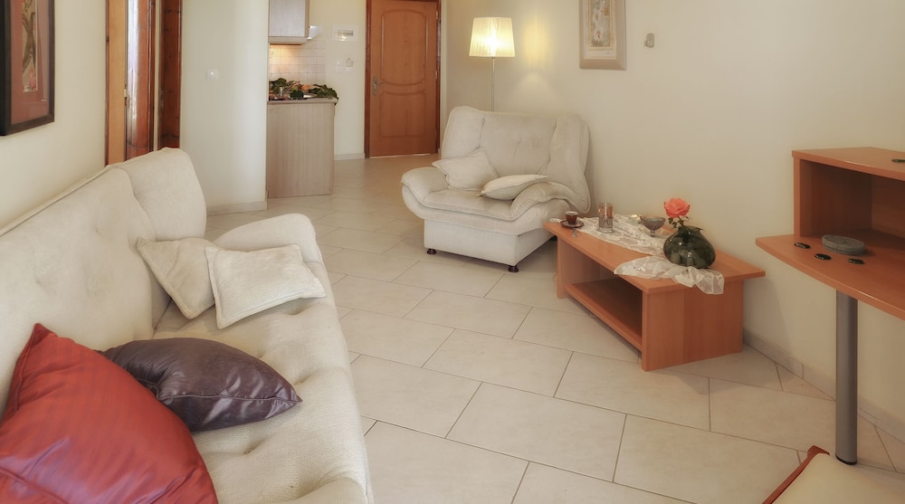 Belussi Beach Hotel & Suites 35/50