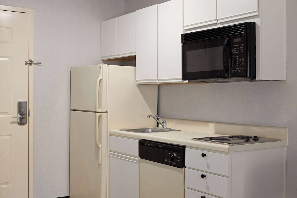 غرفة بسريرين مزدوجين لذوي الإعاقة، Days Inn & Suites by Wyndham Green Bay WI. 7/7
