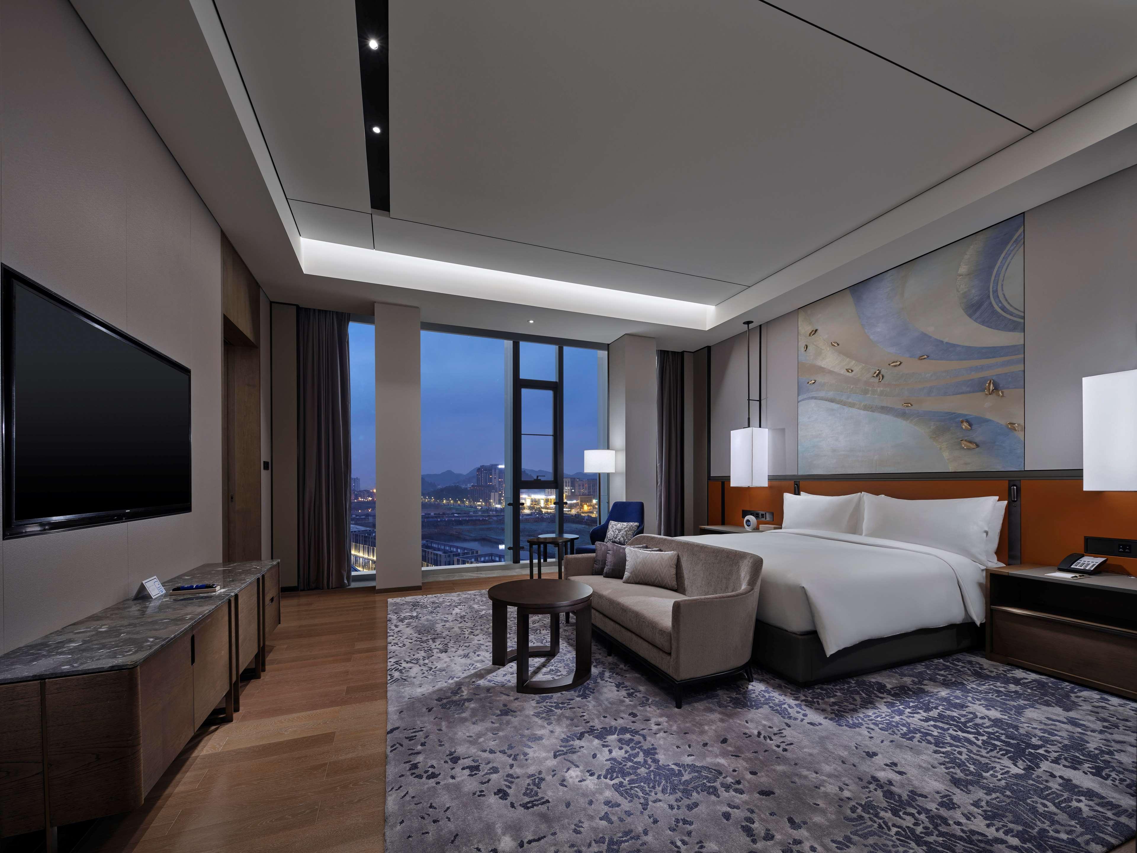 PRESIDENTIAL, SUITE, KING BED