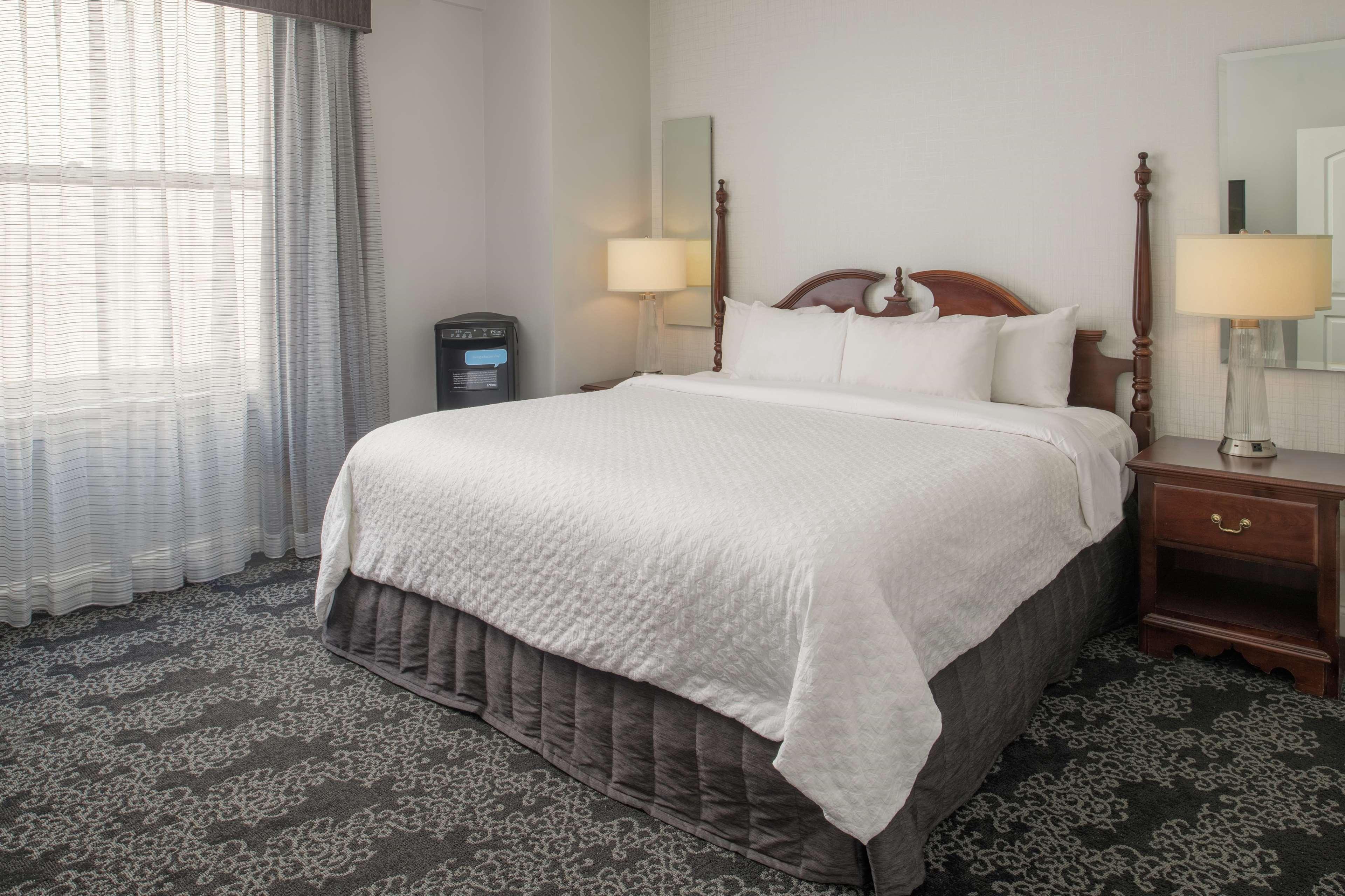 PURE, SUITE, KING BED, ACCESSIBLE