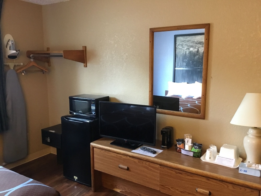 Super 8 by Wyndham Newburgh/West Point Near Stewart Airport 22/25