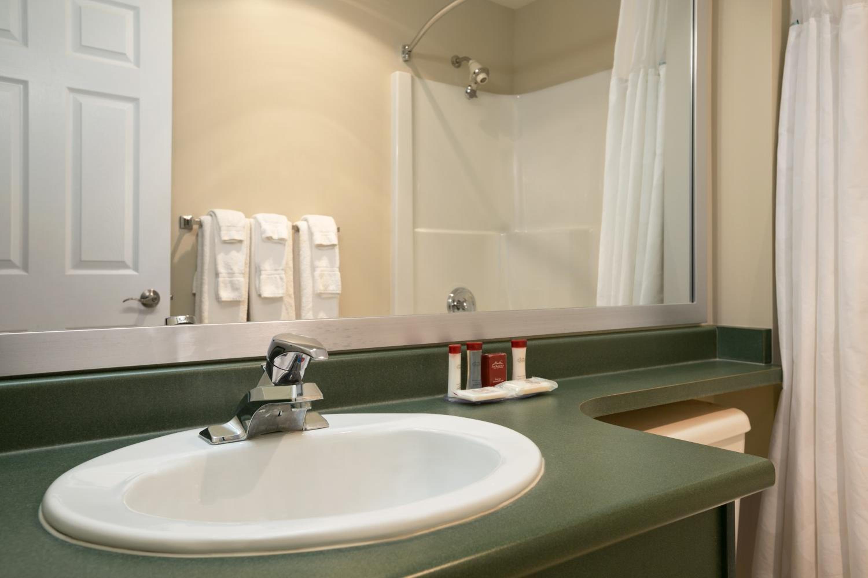 غرفة بسرير كينج وسرير كوين، Ramada Limited - Merritt 9/10
