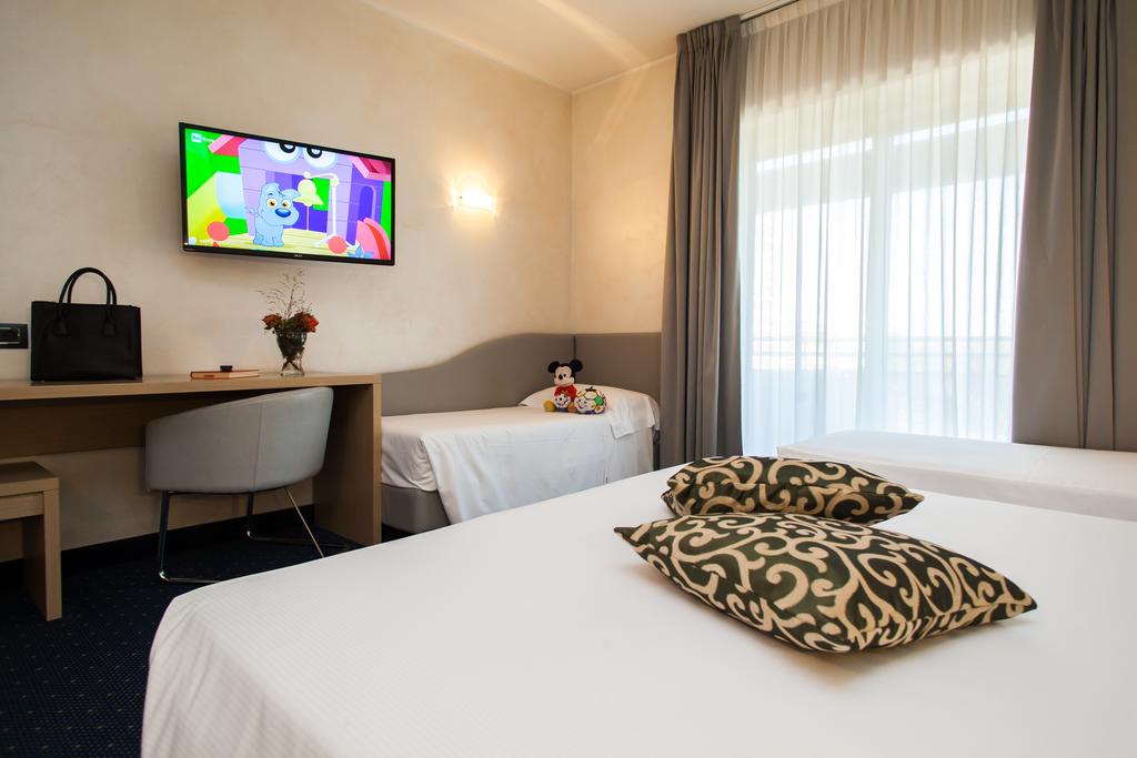 غرفة قياسية رباعية، Palace Hotel Zingonia 4/4