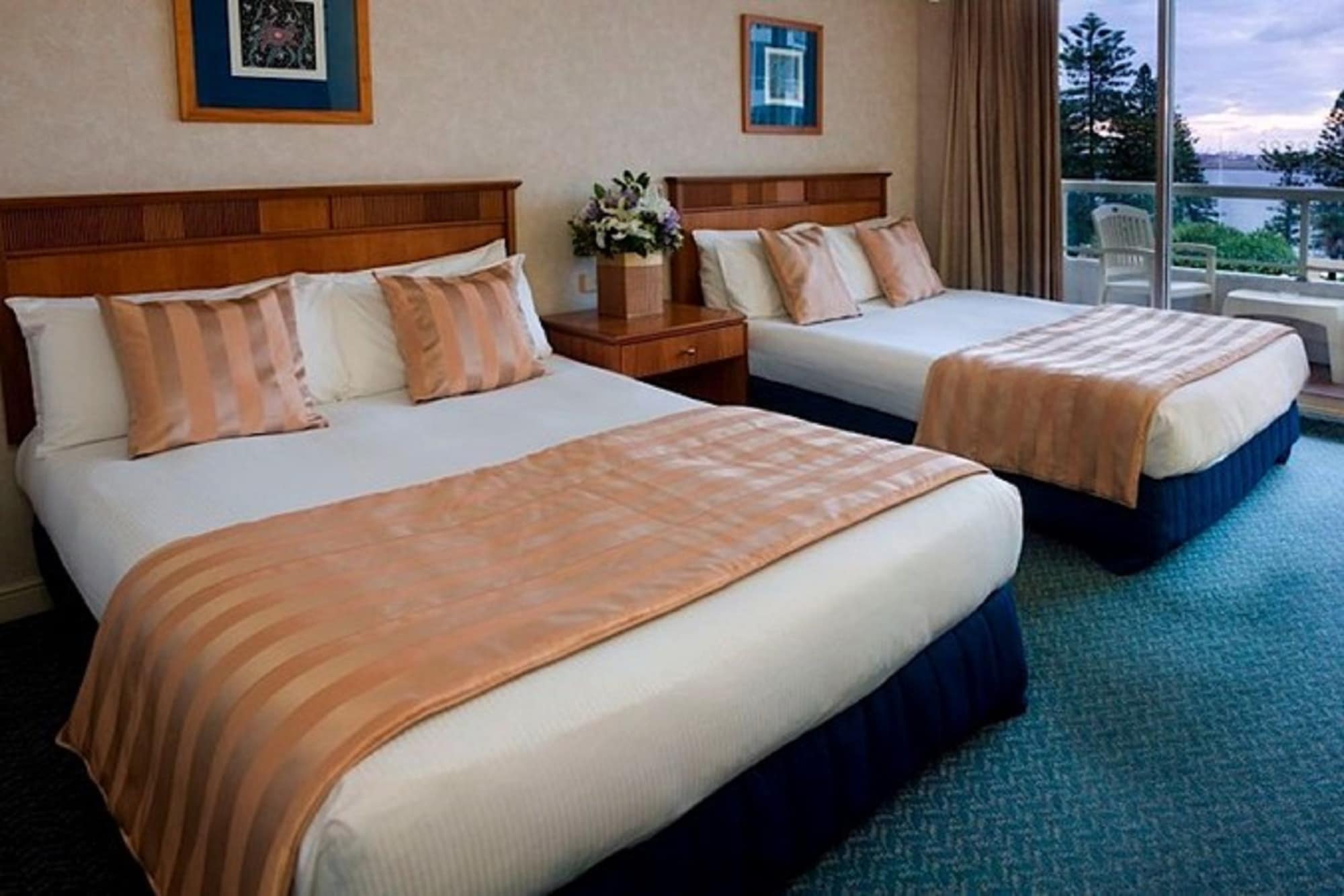 DELUXE, 2 QUEEN BEDS, BAY VIEW
