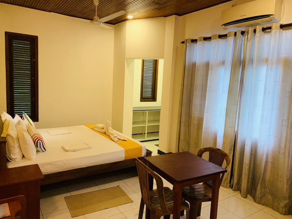 Sams Guest House 12/36