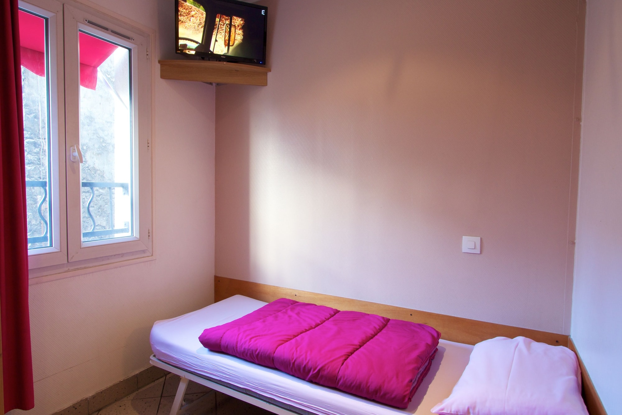 ROOM, PRIVATE SHOWER