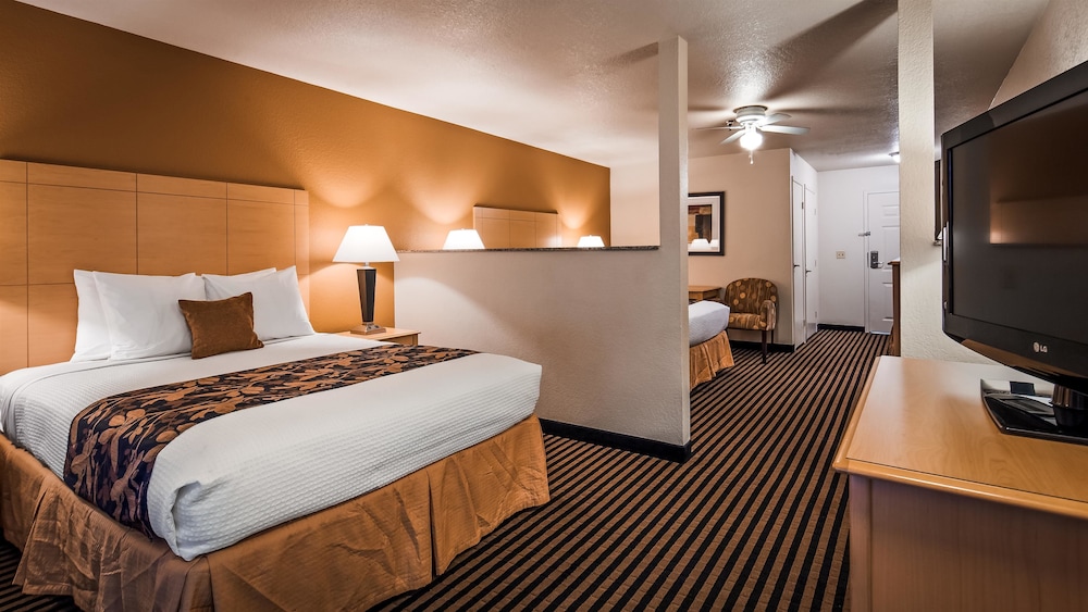 Best Western Plus Executive Inn & Suites 13/33