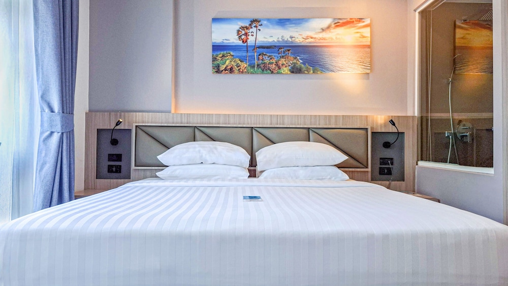 Deluxe, King Bed, City View, Balcony, Clarian Hotel Beach Patong 7/10