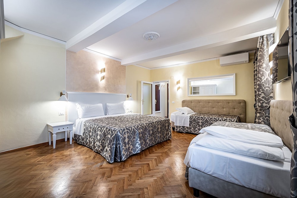 غرفة رباعية بسرير كوين وسريرين منفصلين، Hotel Alessandra 3/10