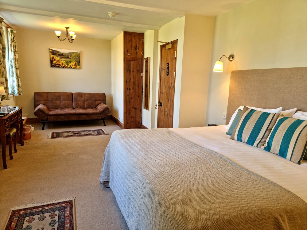 Collaven Manor Hotel 24/78