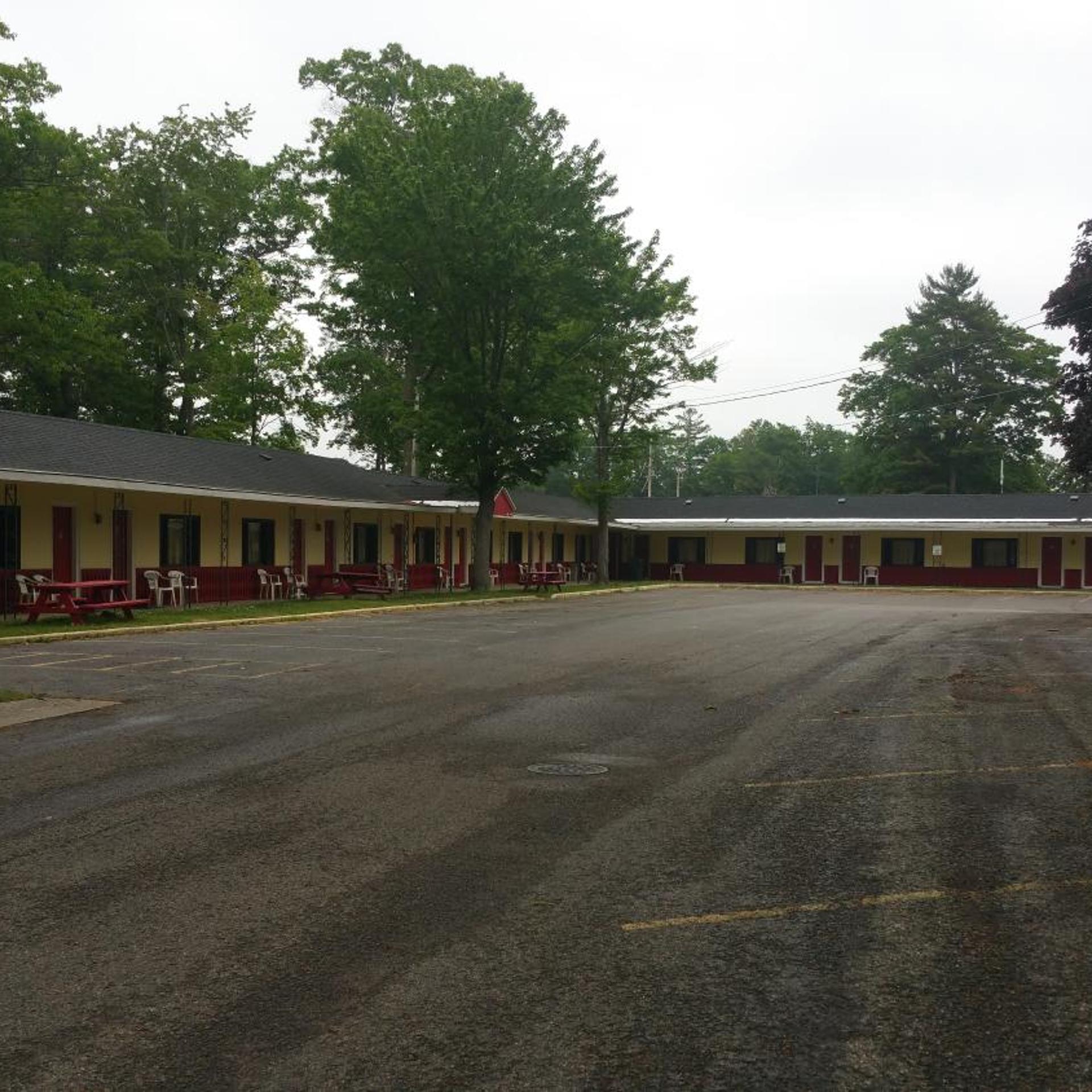 Sun 'n Snow Motel 40/50