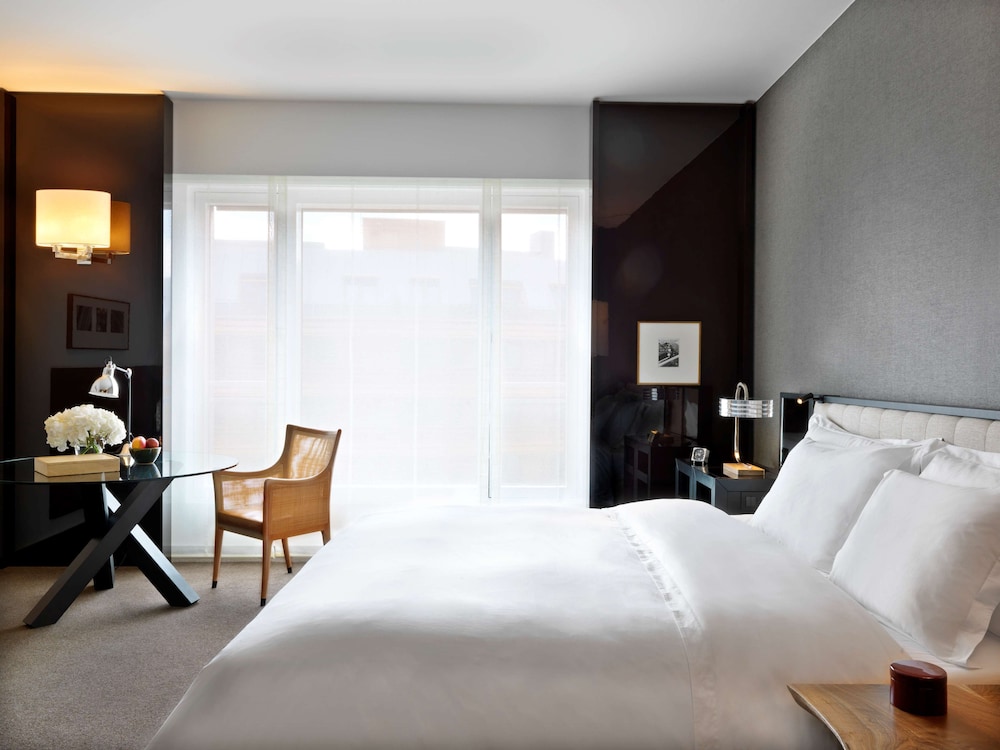 GRAND HYATT BERLIN 10/80