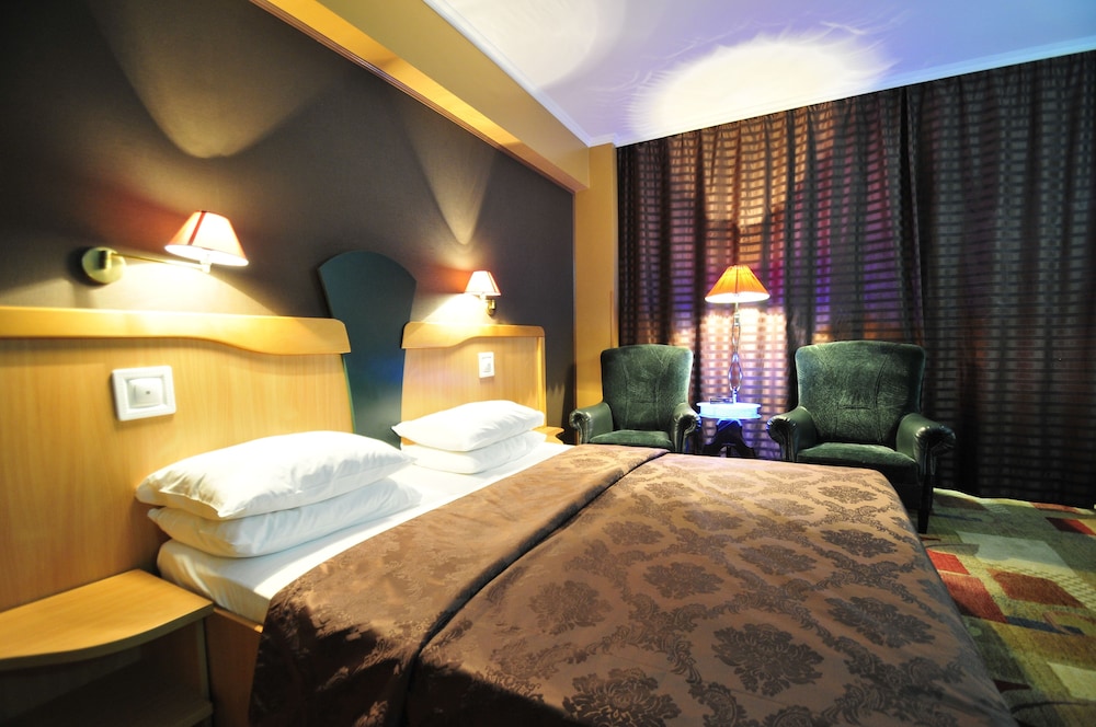 Ambassador Hotel 17/50