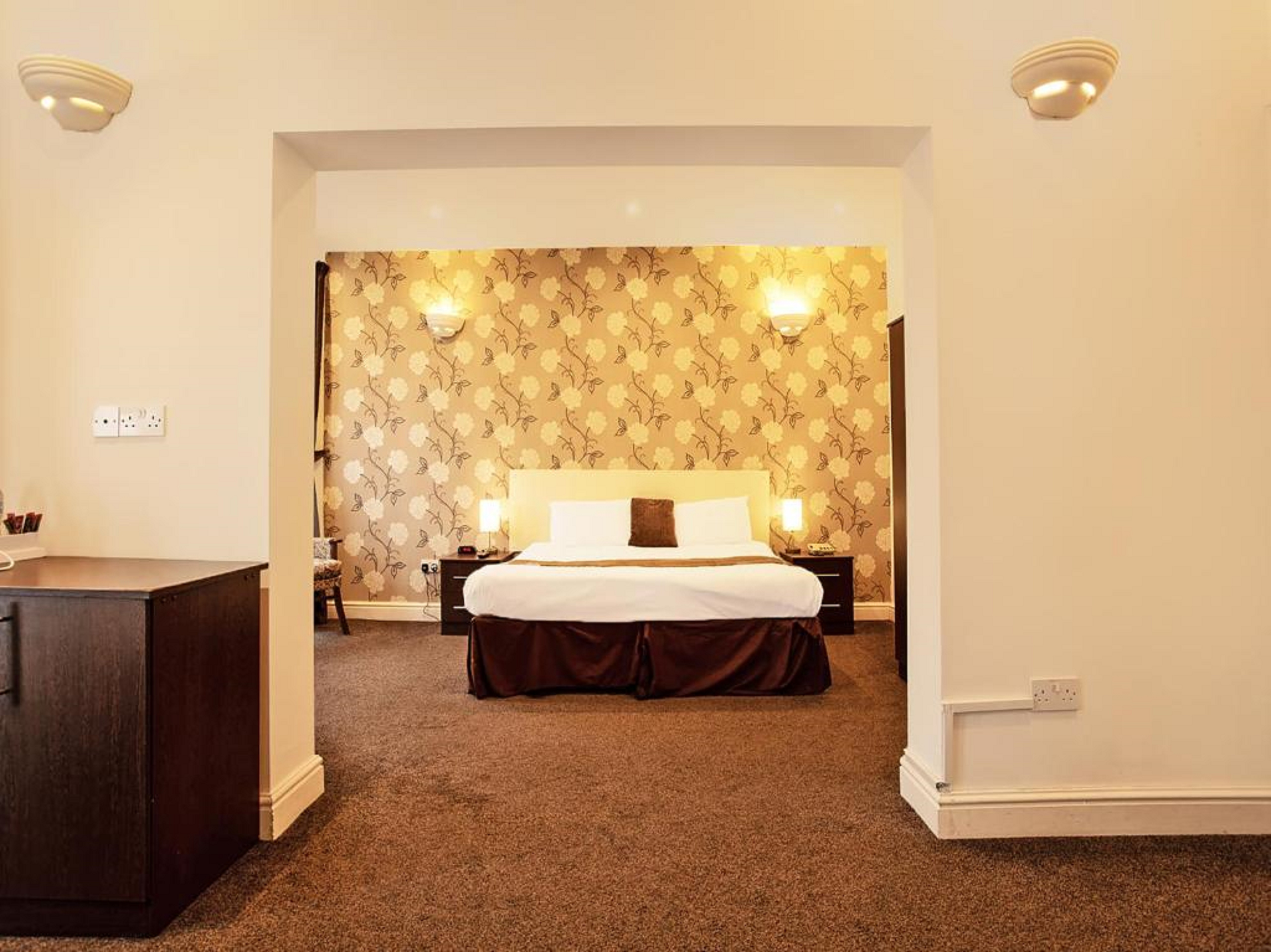 The Waverley Hotel 26/38