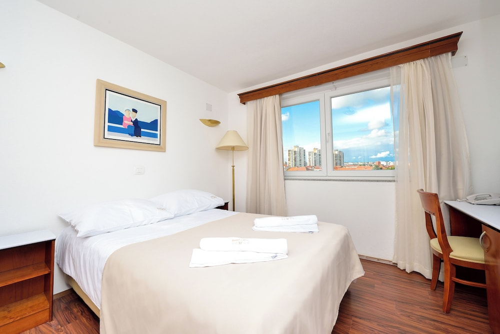ROOM, DOUBLE OR TWIN BED
