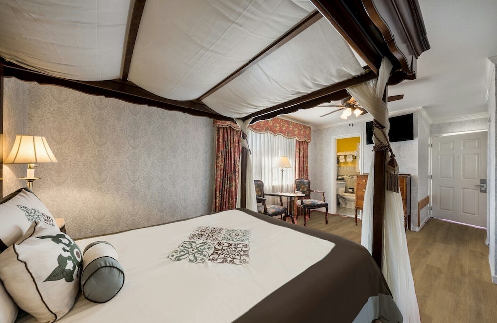 DELUXE, QUEEN BED