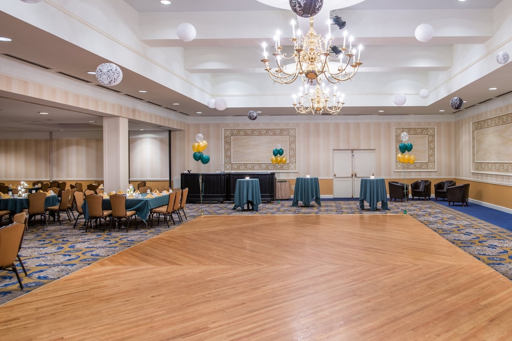 Holiday Inn Suites Pittsfield Berkshires 57/80
