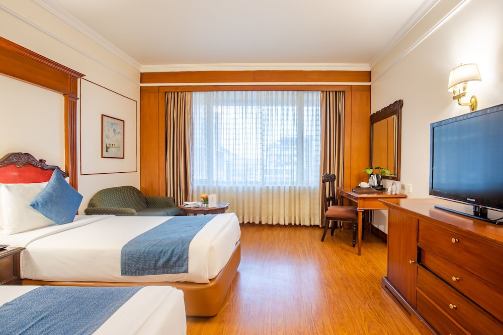 CLUB, TWIN BEDS