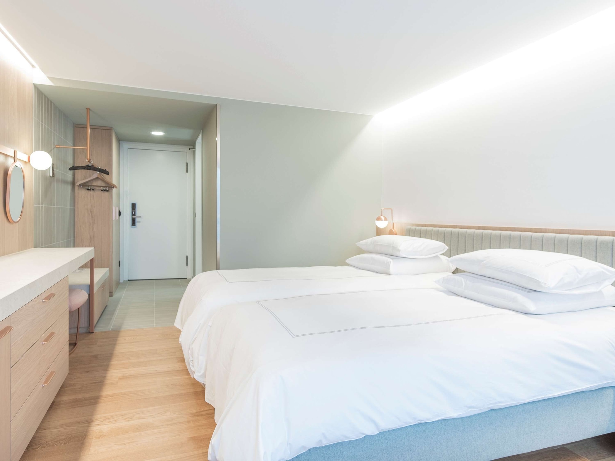 PREMIER, TWIN BEDS, SMALL BALCONY
