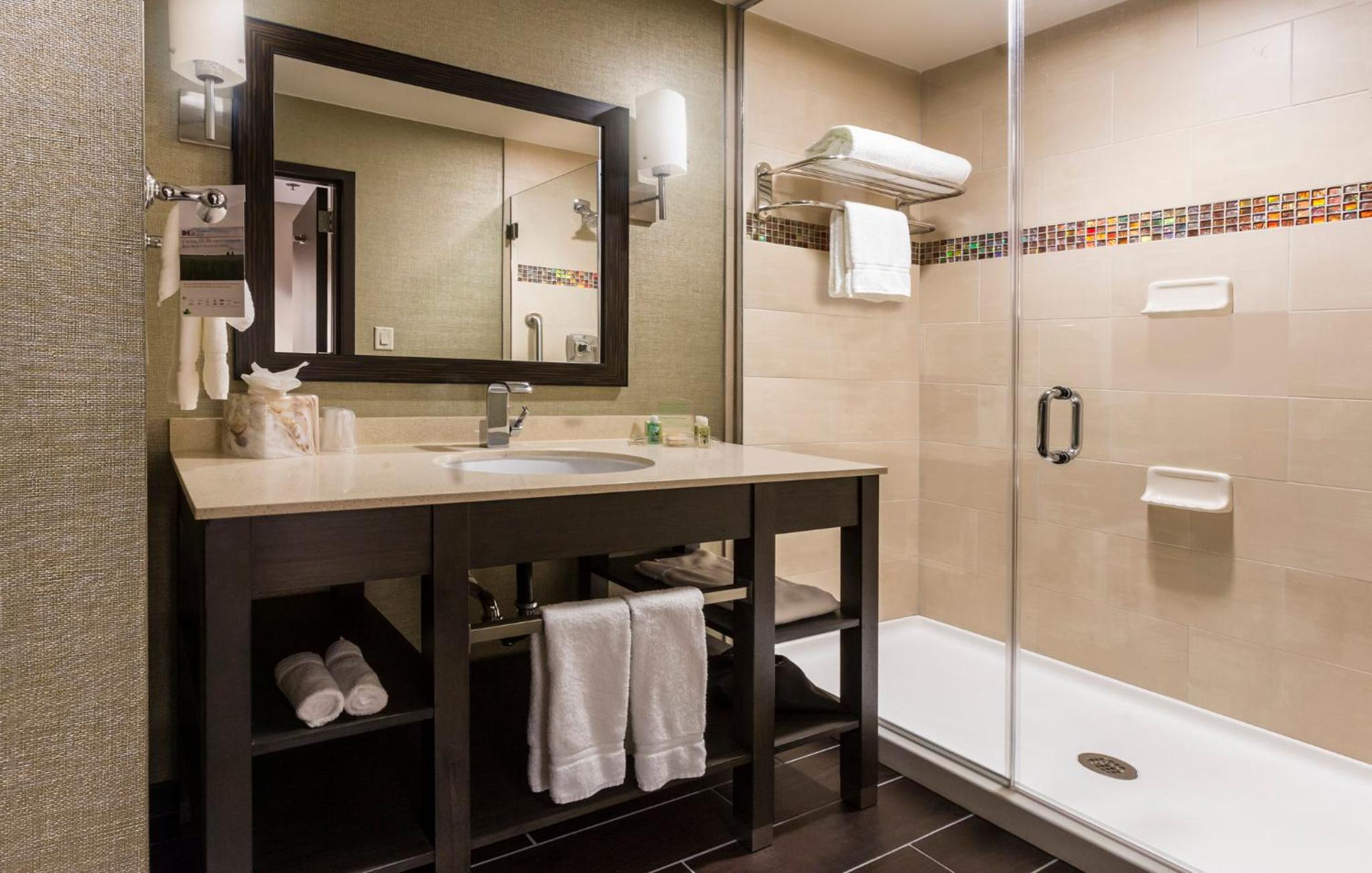 غرفة قياسية بسريرين كوين بحوض استحمام لذوي الإعاقة، Crowne Plaza Shenandoah - Woodlands Area, an IHG Hotel 6/7