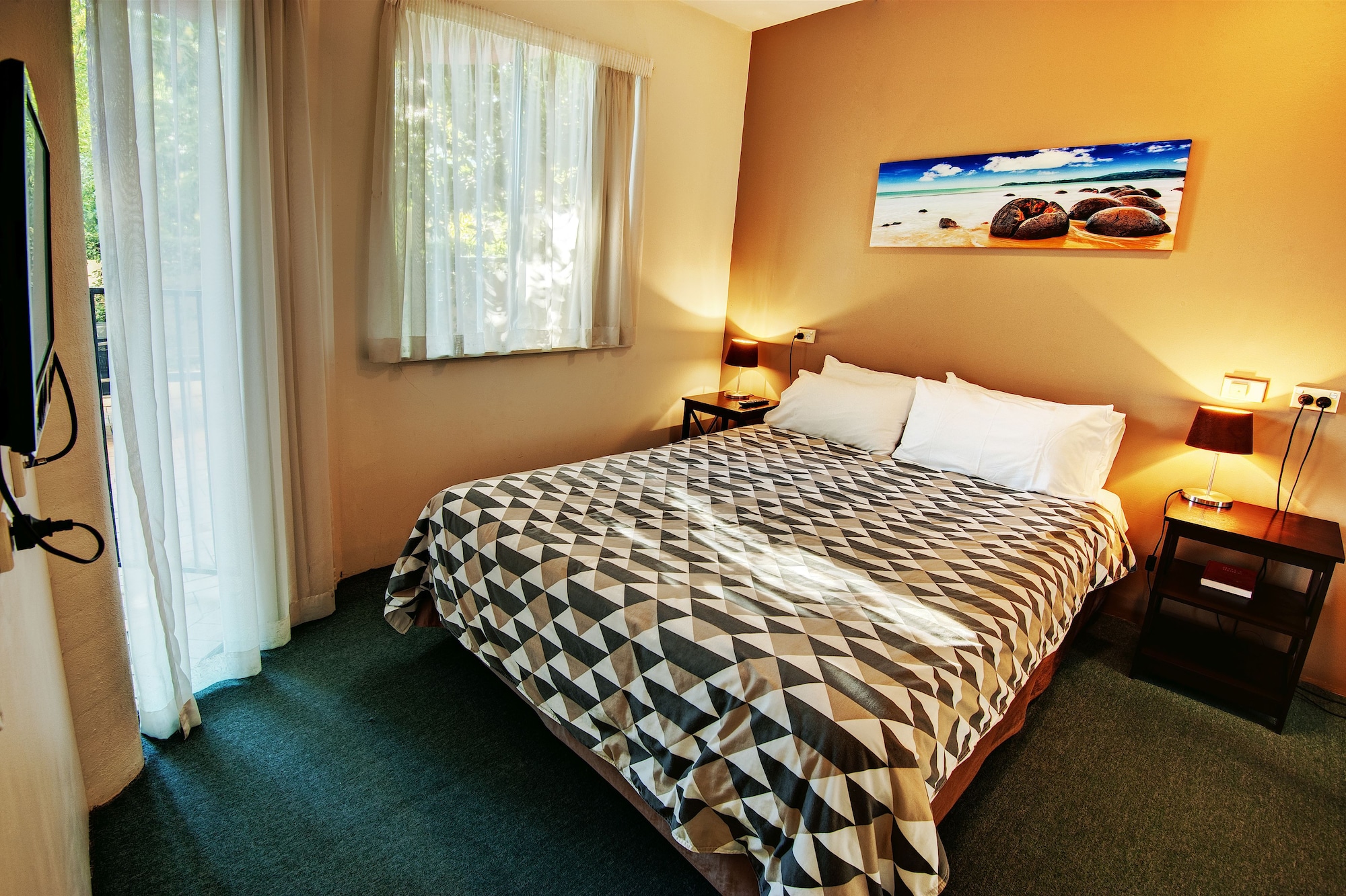 2 BEDROOMS, APARTMENT, COURTYARD AREA