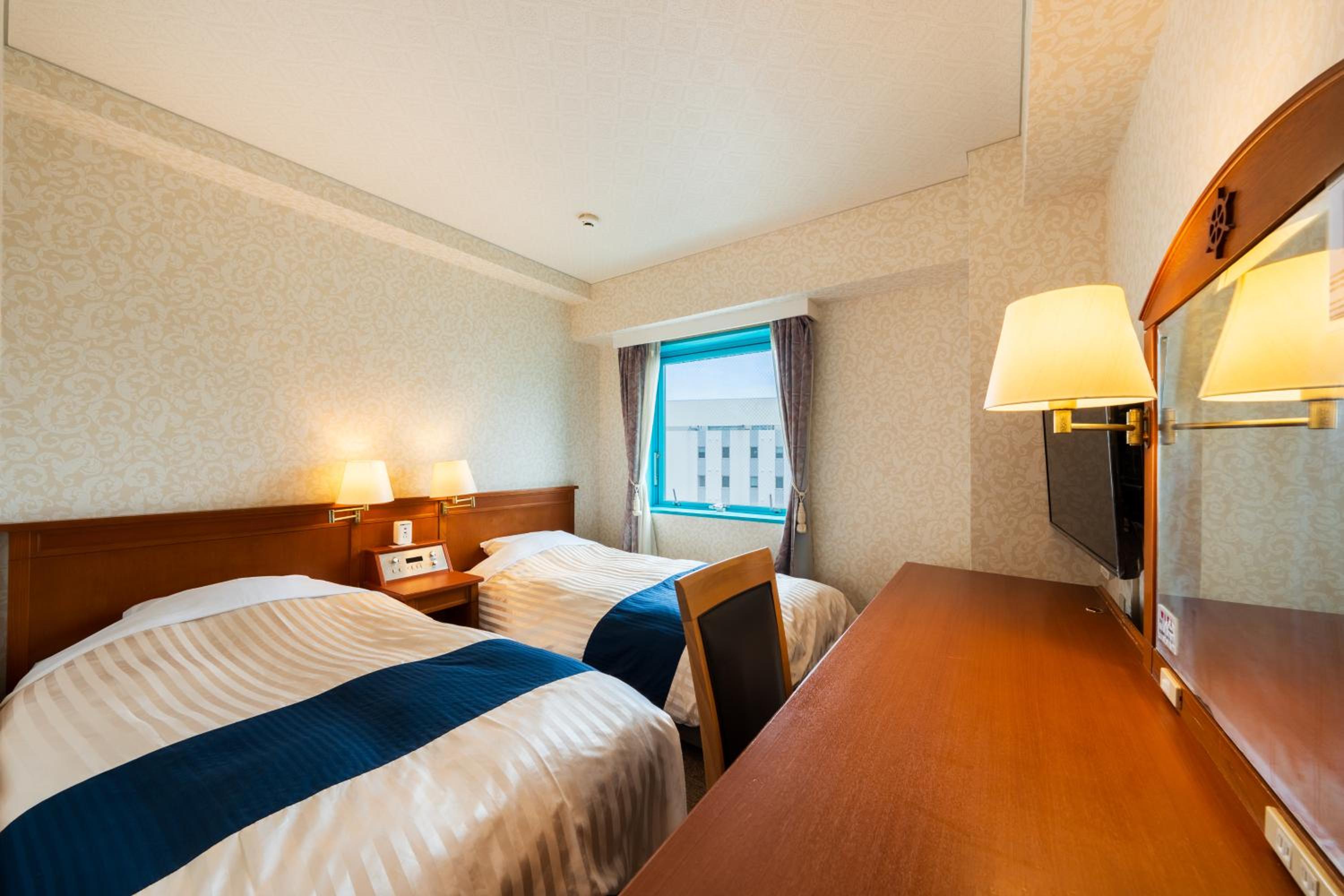 Twin Beds, Smoking