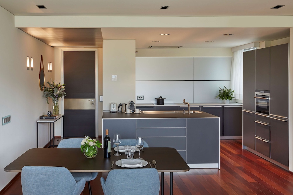 Hyatt Regency Madrid Residences 24/34