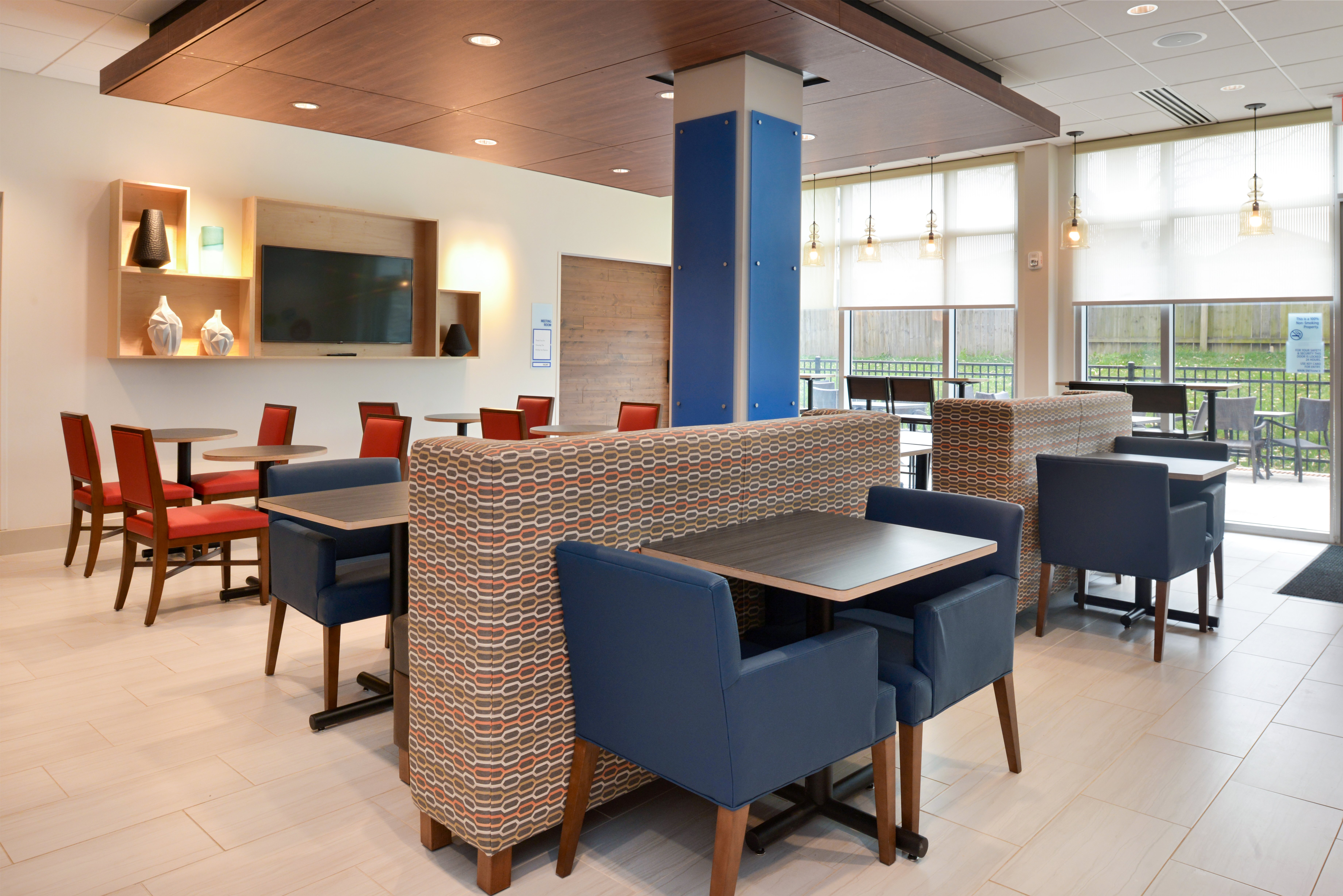 Holiday Inn Express And Suites Ottumwa 53/67