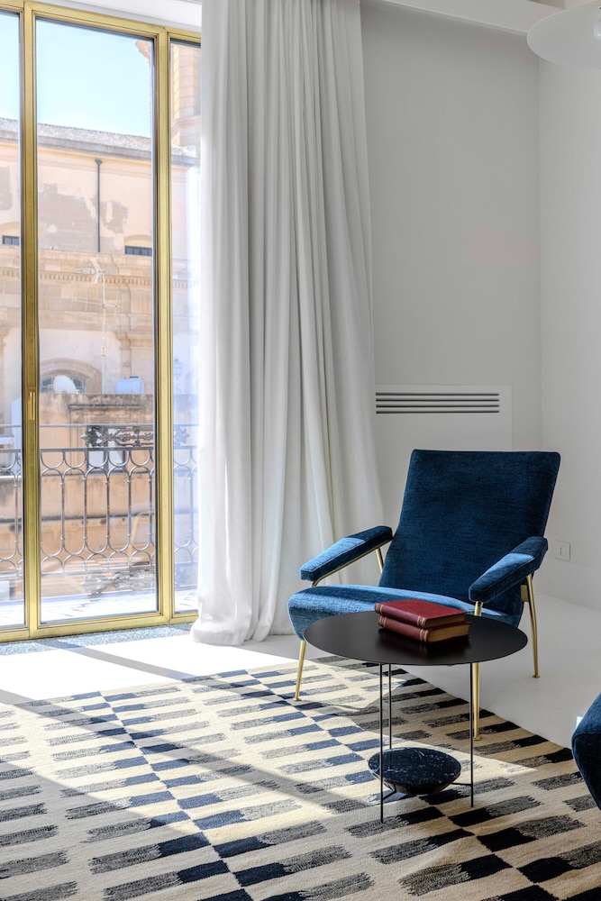 Dome Hotel 41/48
