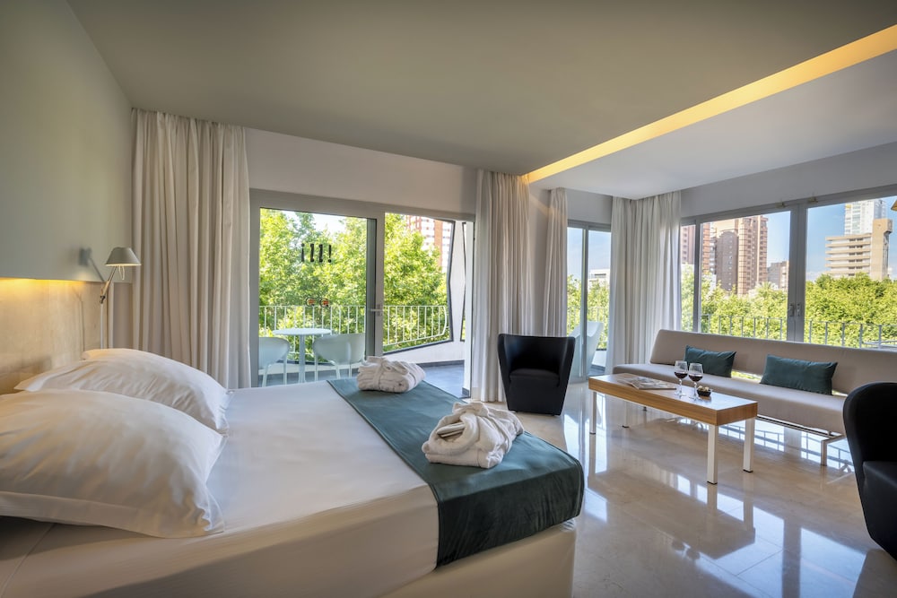 DELUXE, BALCONY