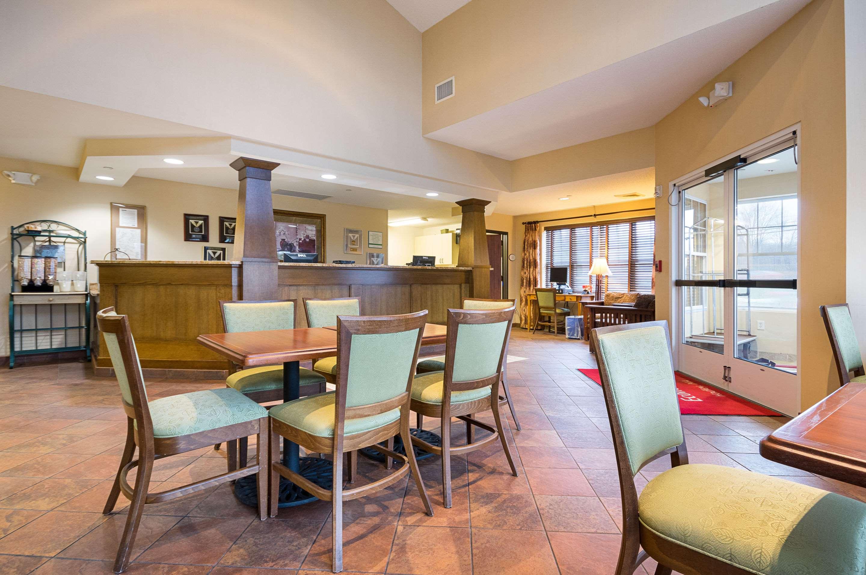 Econo Lodge 25/41
