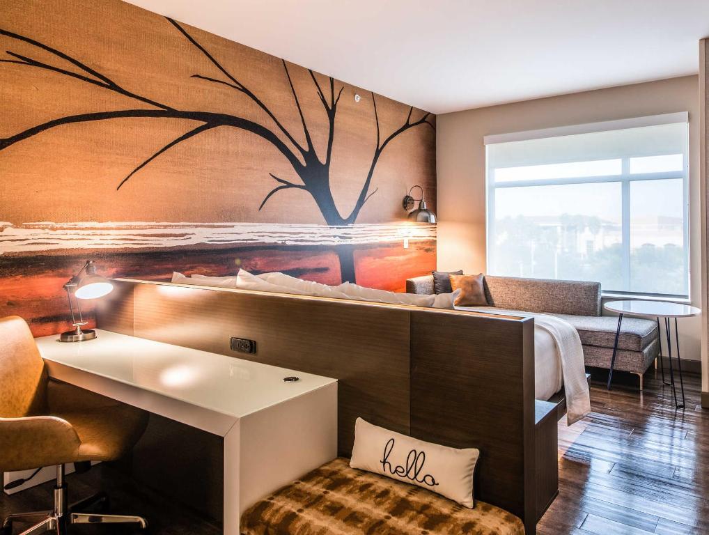 1 BEDROOM, SUITE, KING BED, ACCESSIBLE