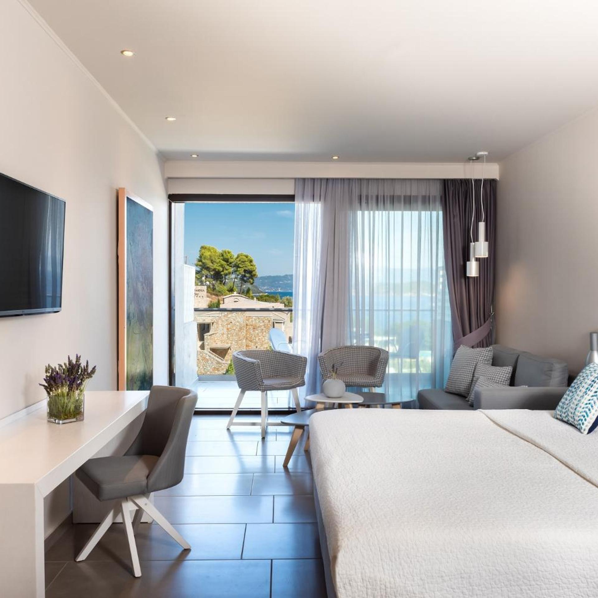 غرفة بسرير كينج بإطلالة على البحر، Kassandra Bay Resort, Suites and Spa 2/8