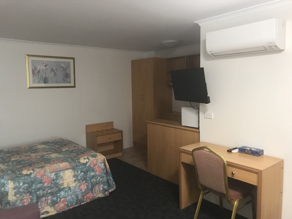 Edgecliff Lodge Motel 21/67