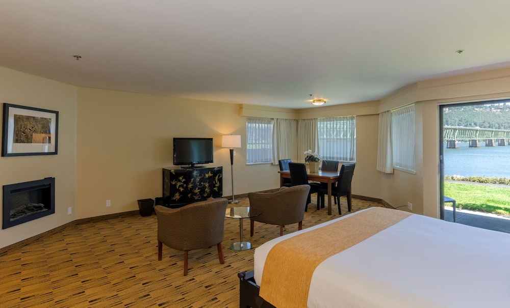 Best Western Plus Hood River Inn 28/80