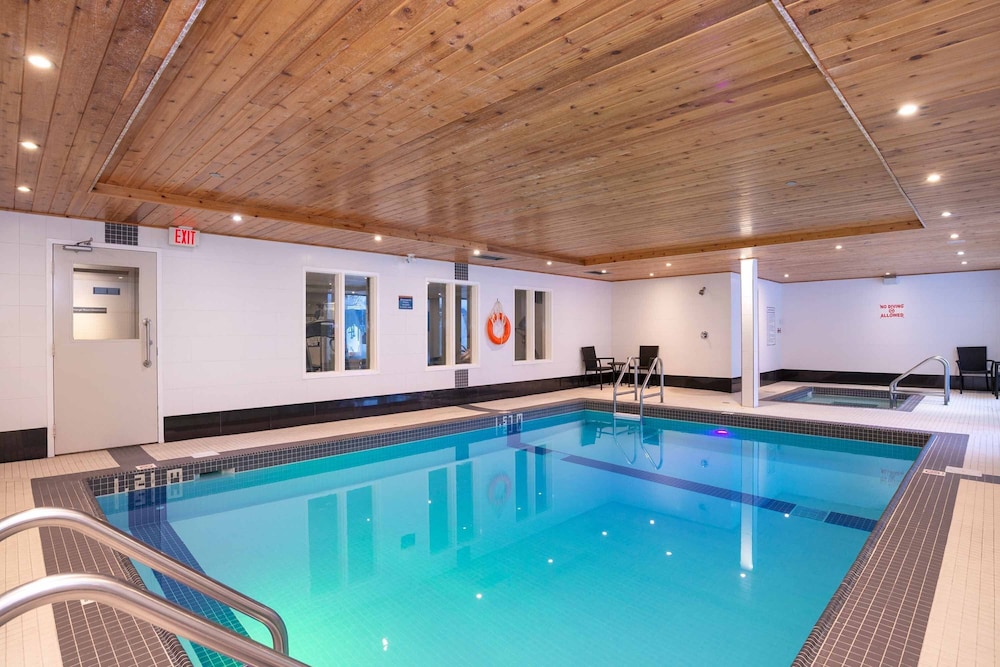 Sandman Hotel & Suites Calgary South 30/65