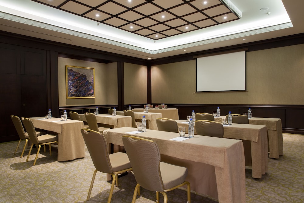 HYATT REGENCY BELGRADE 68/76
