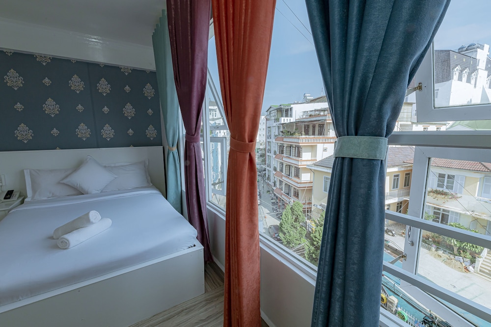 DELUXE, QUADRUPLE, 2 DOUBLE BEDS, CITY VIEW