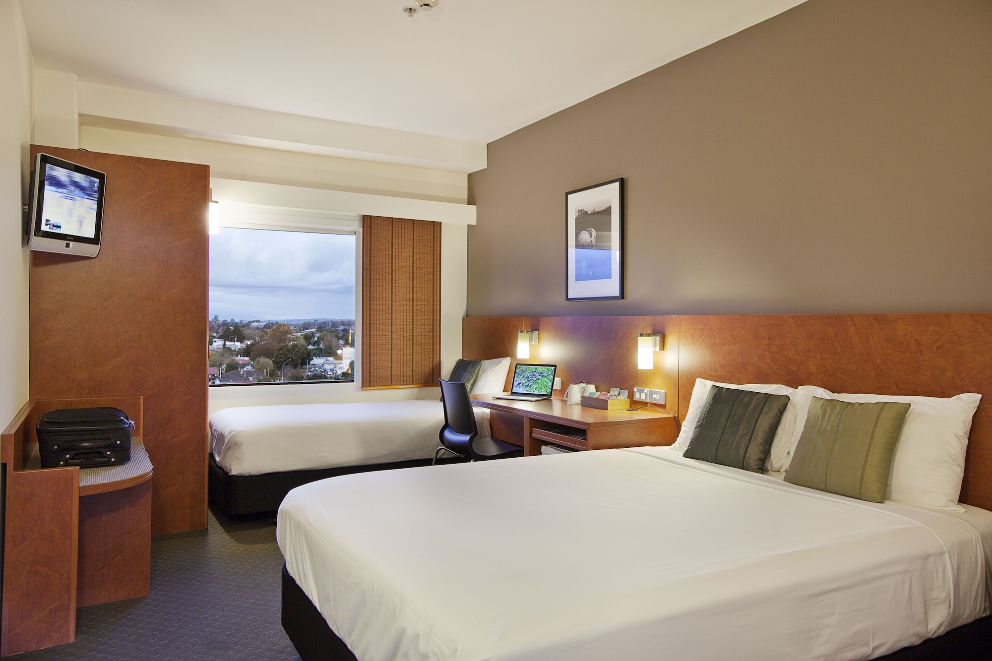 SUPERIOR, 1 QUEEN AND 1 SINGLE BED, RIVERSIDE