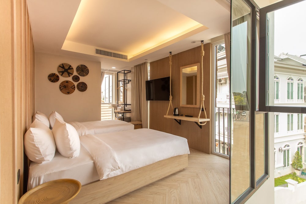 DELUXE, TWIN BEDS