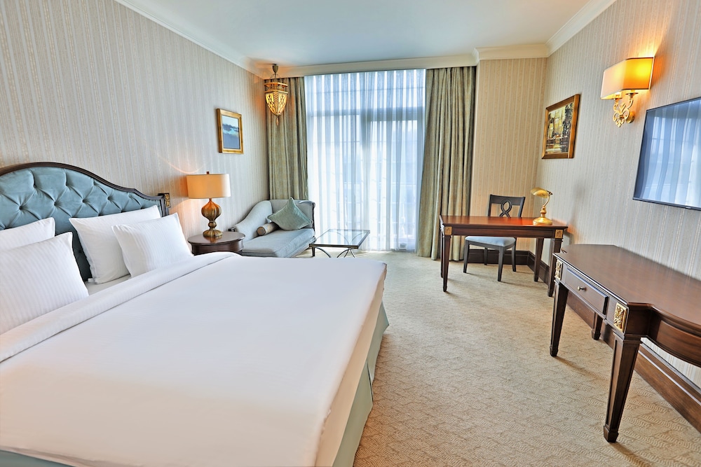 DELUXE, KING BED