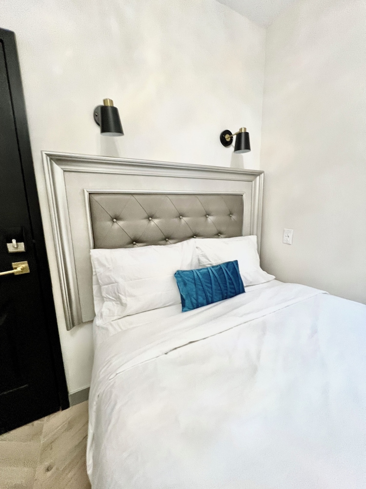 Toronto Rooms And Suites 16/49