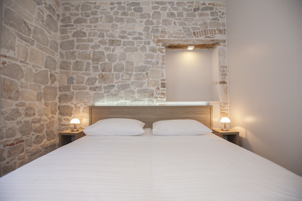 ROOM, DOUBLE OR TWIN BED