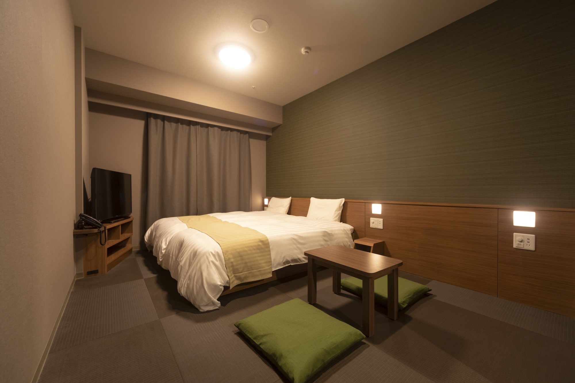 JAPANESE WESTERN, TWIN BEDS, NO CLEANING SERVICES