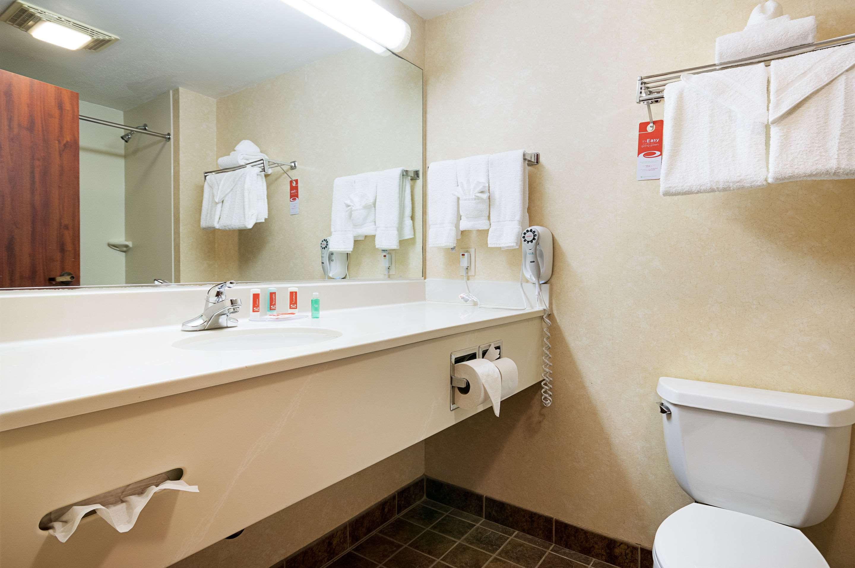 Econo Lodge 37/41