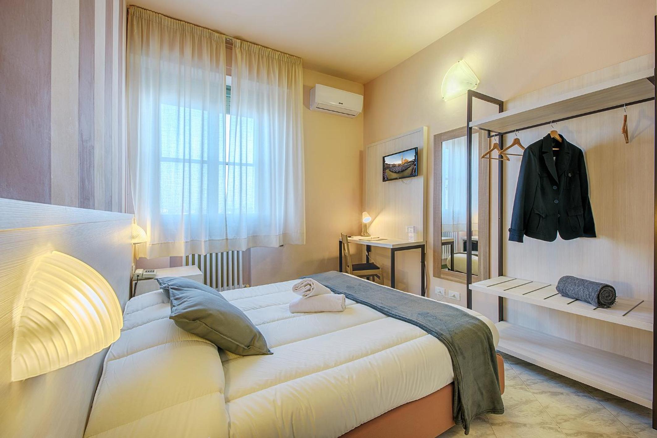 ROOM, DOUBLE OR TWIN BED
