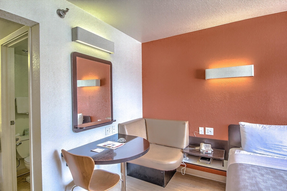 Motel6 San Antonio, TX - Six Flags Fiesta TX/La Cantera Area 9/44